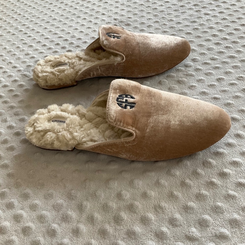 Birdies Velvet Faux Fur Slippers Women 8.5 Tan Monogram SFB Mules - Picture 5 of 6
